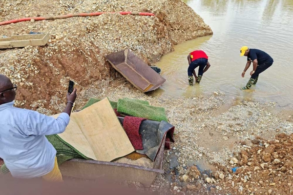 mining-03-750x1000F34F7786-D0CB-049B-A1EA-350BD648314D.jpg